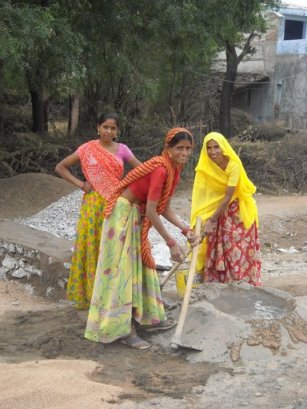 Mujeres trabajadoras En el Rajasthan las mujeres no se ocupan ùnicamente del hogar ;ayudan en la construccion transportando ladrillos, piedras, agua, etc sobre la cabeza... Nos sorprendio ver a tanta mujer en la calle con palas excavando y sudando la gota gorda al mismo ritmo que los hombres. La construccion es el ùnico terreno que vimos compartir a hombres y mujeres